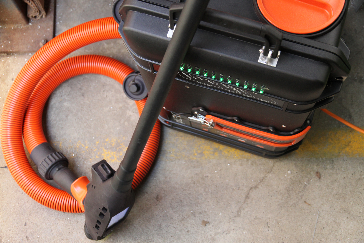 SmartLance EX connected to Extractor via orange hose